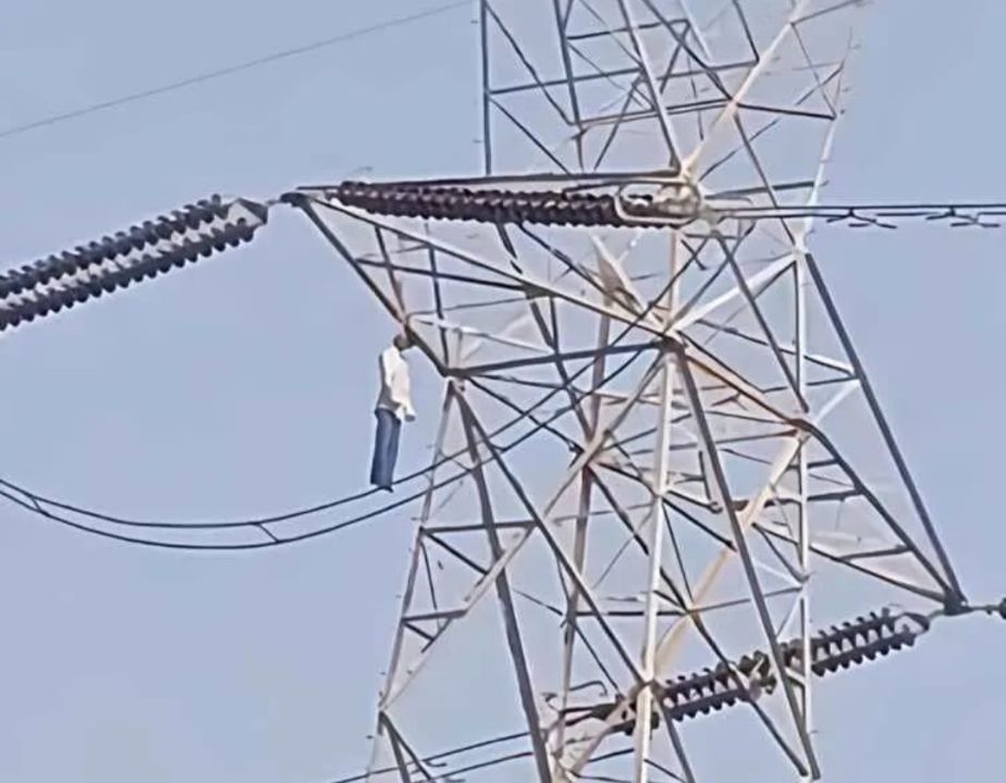 युवक ने टावर पर चढ़कर आत्महत्या की