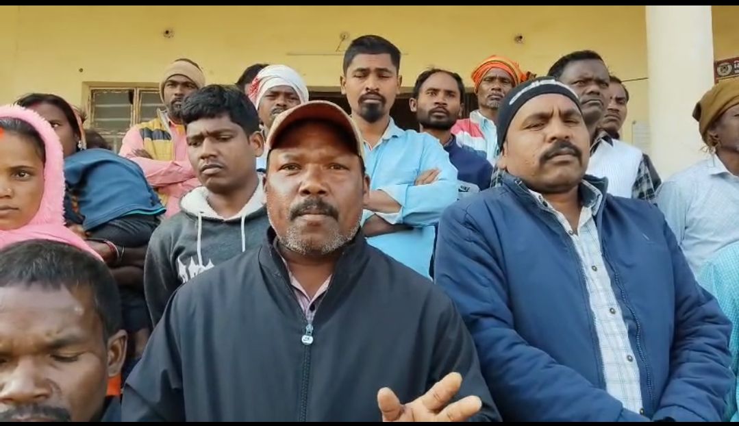 जिंदल कंपनी के खिलाफ मुखिया समेत ग्रामीणों ने थाना में दिया आपत्ति पत्र 