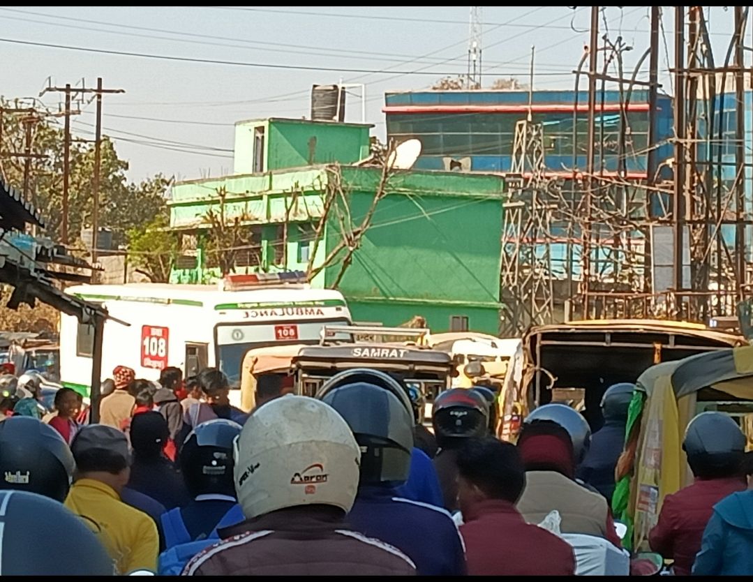 रांची ट्रैफिक में फंसी एम्बुलेंस, मरीज की बाल बाल बची जान 