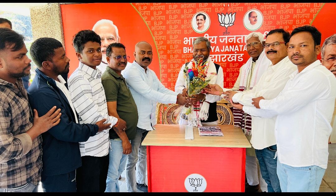 केन्द्रीय सरना समिति का प्रतिनिधिमंडल ने ज्वलंत मुद्दे को लेकर पूर्व मुख्यमंत्री से किये मुलाक़ात