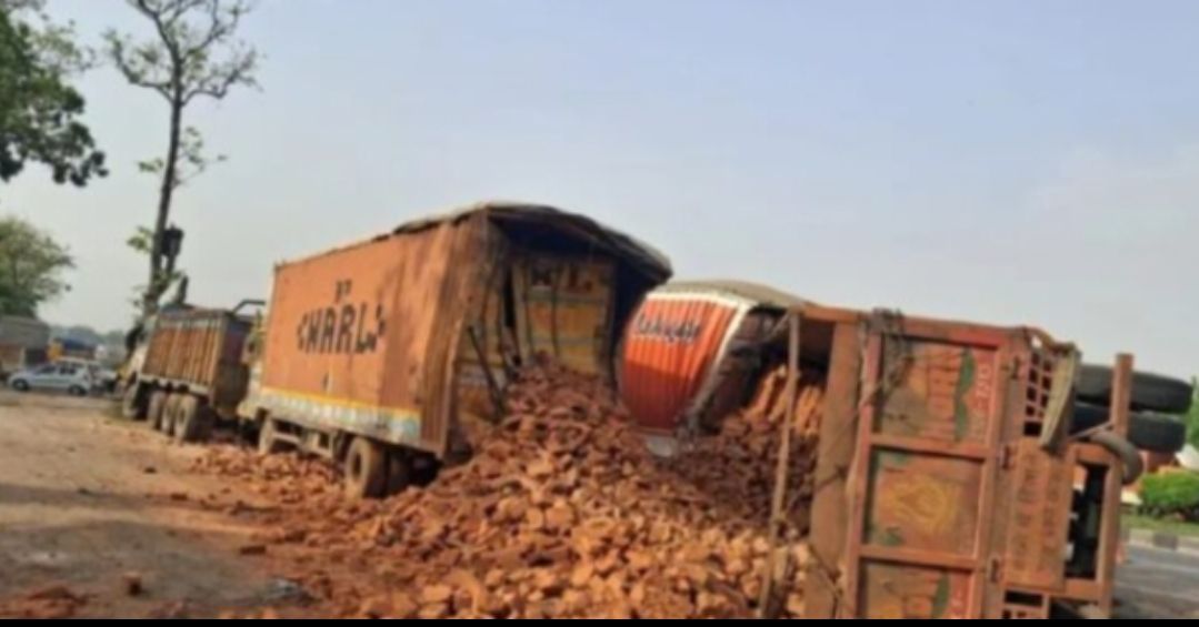 तेज रफ्तार ट्रेलर ने एनएच पर खड़े कई वाहनों में मारी टक्कर,दो लोगों की मौत, दो की हालत गंभीर