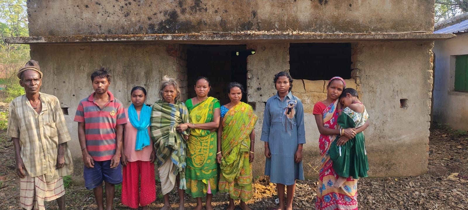 “अधूरे घर, टूटी उम्मीदें: बिरहोर जनजाति के सपनों पर दिनदहाड़े डाका, PM आवास योजना पर उठे बड़े सवाल”