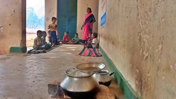 लातेहार: 20 साल से अधूरा आंगनबाड़ी भवन, जर्जर बरामदे में भविष्य गढ़ने को मजबूर मासूम