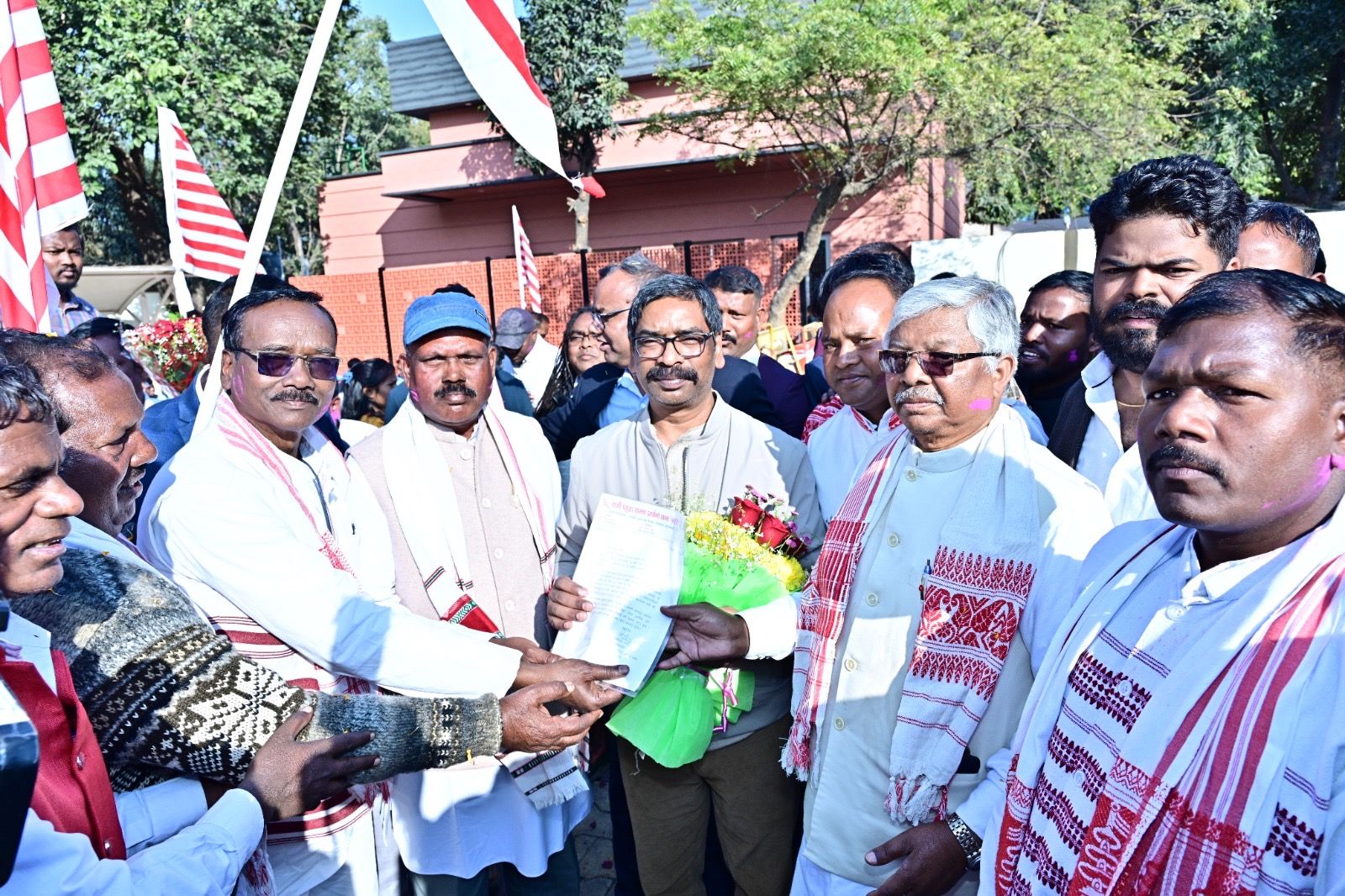 मुख्यमंत्री हेमन्त सोरेन से केंद्रीय सरना समिति समेत आदिवासी संगठनों का प्रतिनिधिमंडल मिला, पेसा नियमावली पर जताया आभार