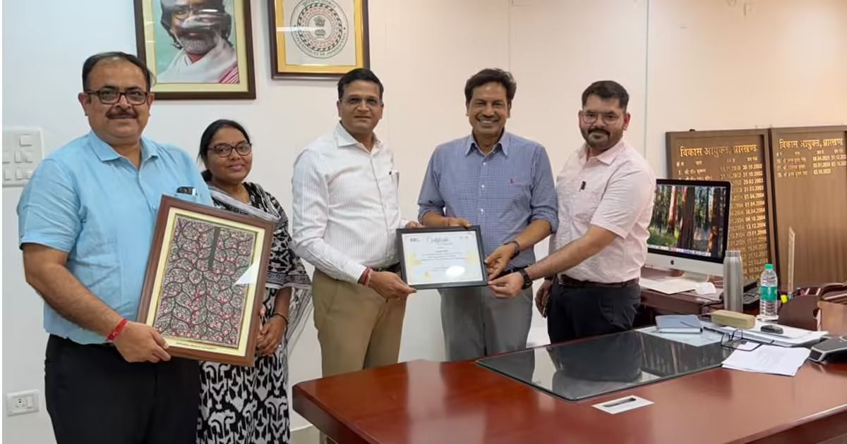 झारखंड को आयुष्मान भारत योजना में मिला राष्ट्रीय सम्मान: जसास की टीम ने अपर मुख्य सचिव को सौंपी ट्रॉफी