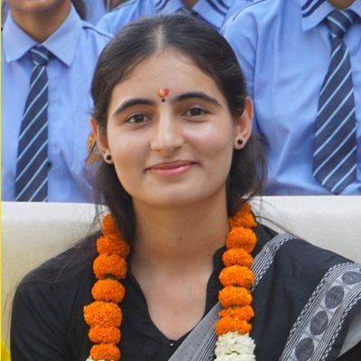 9 घंटे की नौकरी, रात में पढ़ाई और मजबूत हौसला, सृष्टि डबास ने दिखाई UPSC में बेहतर प्रदर्शन 