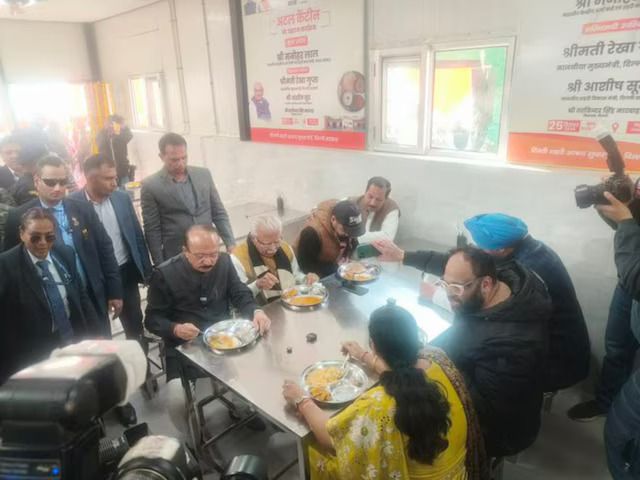 दिल्ली में 'अटल कैंटीन' का शंखनाद: मात्र ₹5 में मिलेगा भरपेट भोजन, CM रेखा गुप्ता ने किया 45 कैंटीनों का उद्घाटन