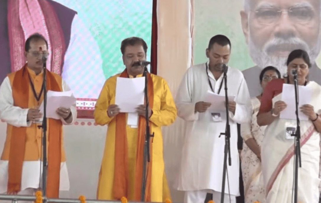 सम्राट कैबिनेट का विस्तार, 32 मंत्रियों ने ली शपथ