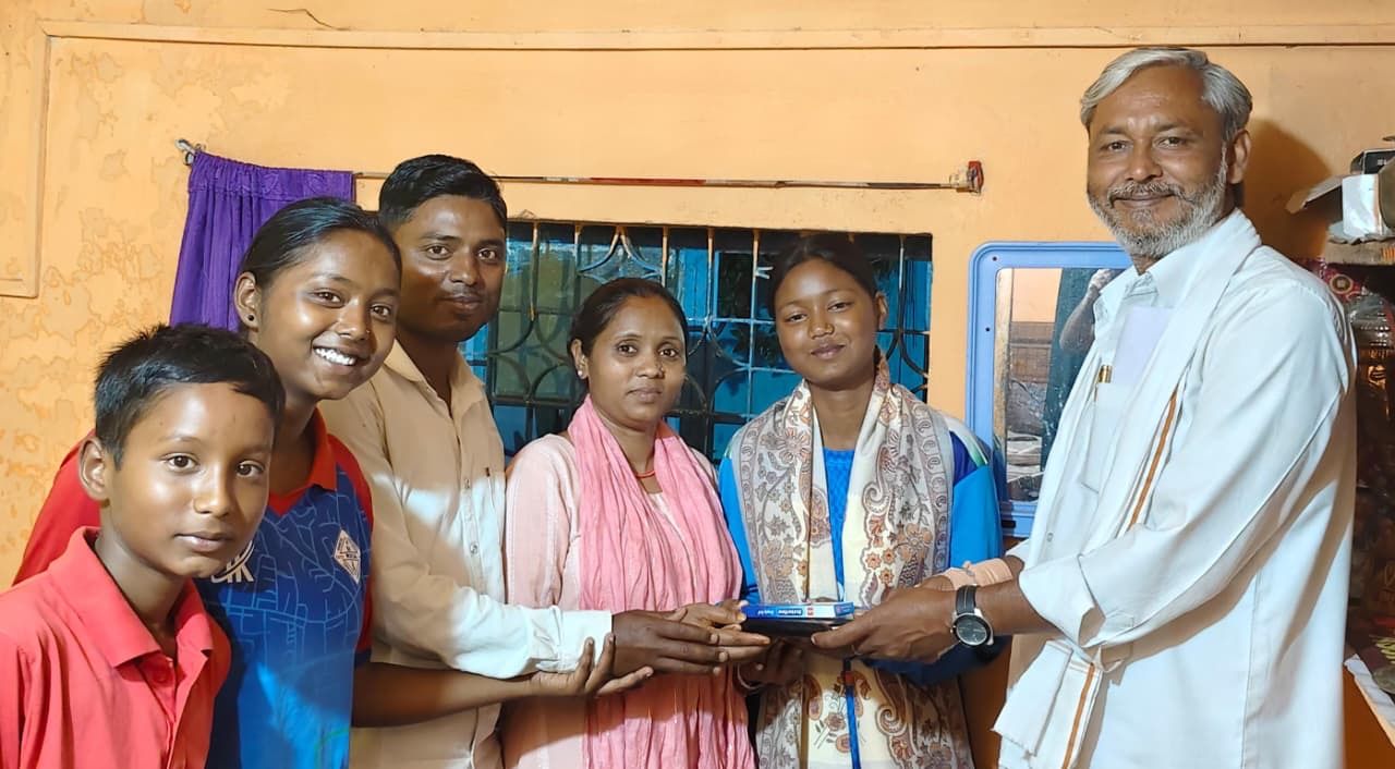 रांची की दिव्या सिंह का अंडर-15 जिला क्रिकेट टीम में चयन, सम्मानित