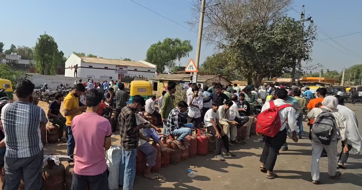 रांची में गहराया रसोई गैस का संकट: चुटिया में सुबह 3 बजे से कतार में खड़े हैं सैकड़ों उपभोक्ता, इंद्रप्रस्थ गैस एजेंसी पर फूटा गुस्सा