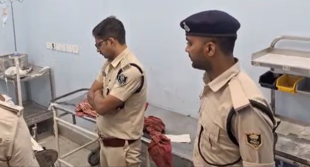 पुलिस और अपराधियों के बीच हुई मुठभेड़ में इनामी अपराधी घायल