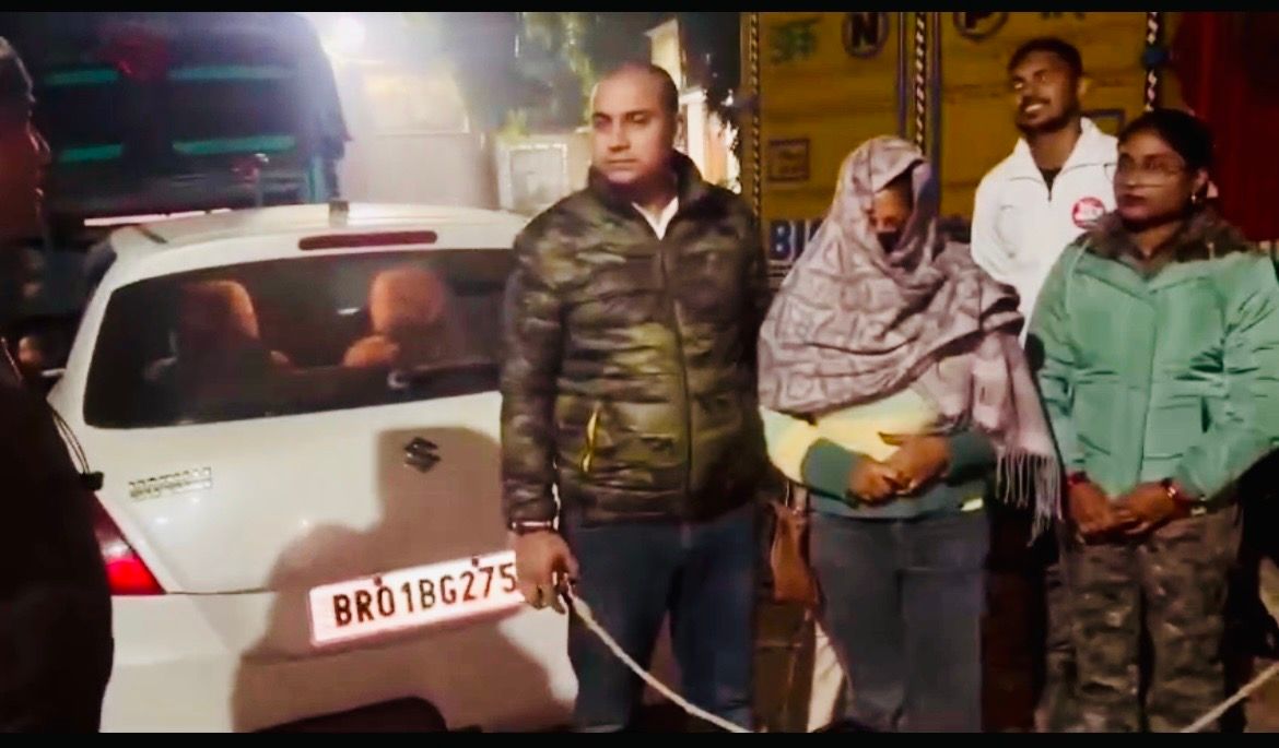 फर्जी दरोगा की पोल एक बार फिर खुली, तीसरी बार गिरफ्त में रवि परासर — बक्सर में युवती संग शराब की बड़ी खेप बरामद