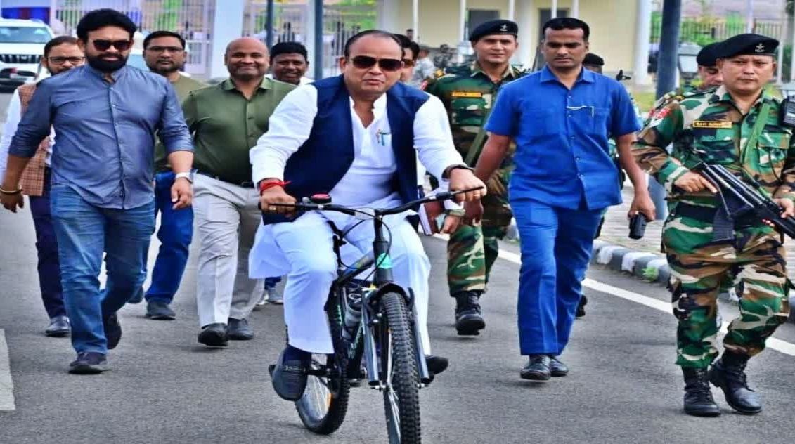 स्वास्थ्य मंत्री साइकिल से विधानसभा पहुंचे