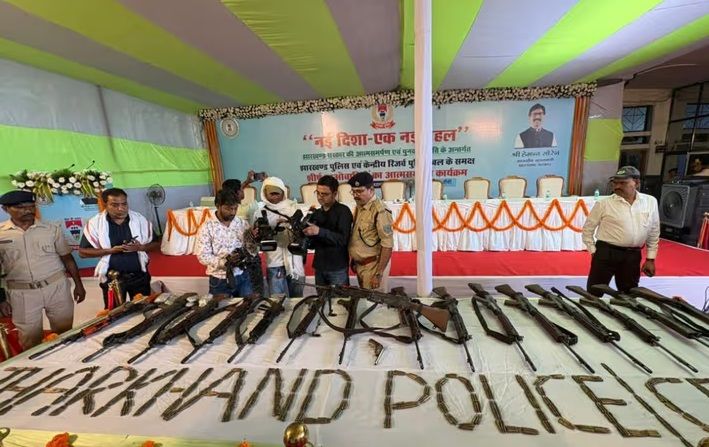 डीजीपी के सामने 27 नक्सलियों ने आत्मसमर्पण किया