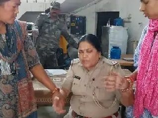 खूंटी महिला थाना प्रभारी सुलेखा कुमारी सपना को रिश्वत लेते किया गया गिरफ्तार