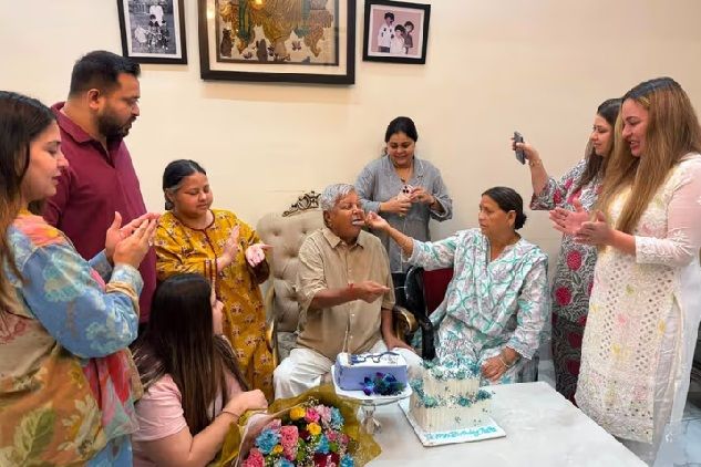 राजद सुप्रीमो ने परिवार के साथ मनाया अपना जन्मदिन
