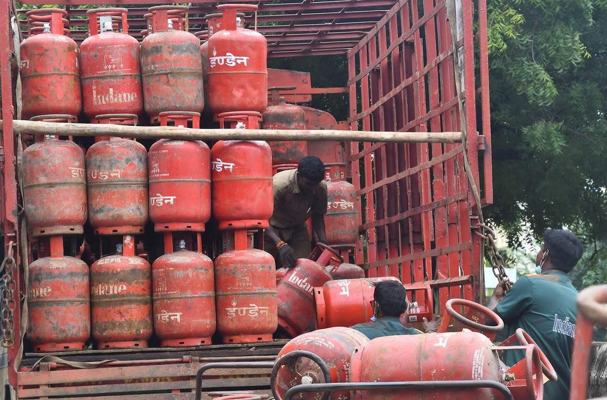 फिर से 29 रुपये महंगा हुआ घरेलू LPG सिलेंडर, तीन महीने में दूसरी बार की बढ़ोतरी