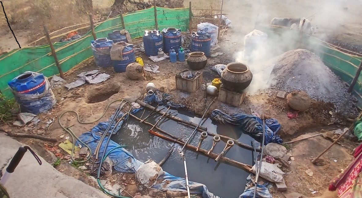 उत्पाद विभाग ने नकली शराब फैक्ट्री को किया ध्वस्त