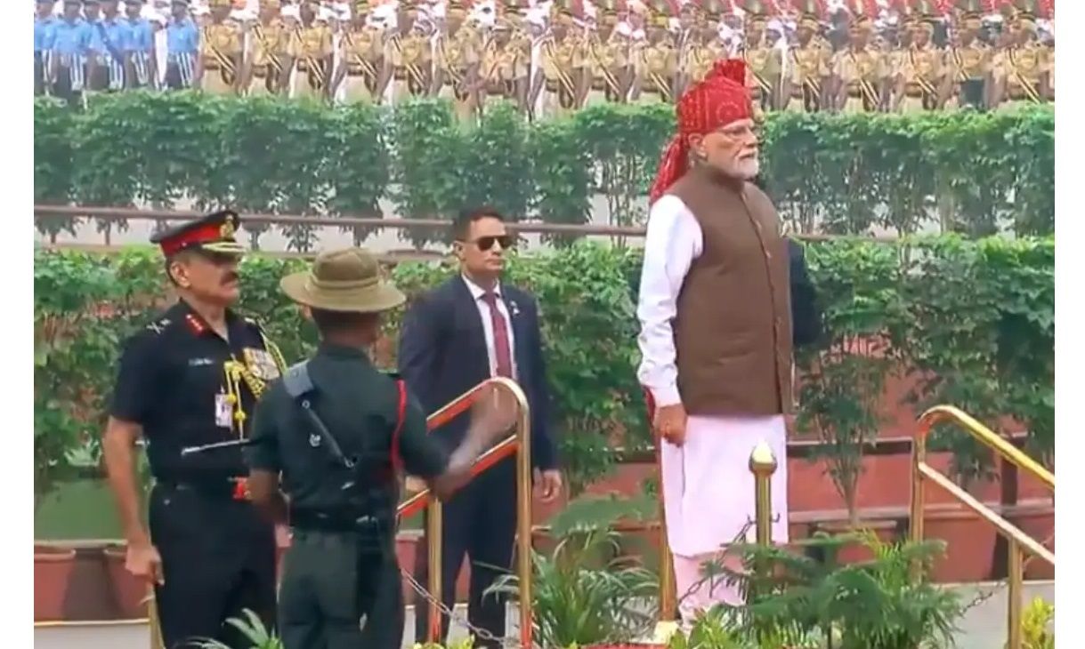 पीएम ने तिरंगा फहराया, लाल किले पर पहली बार वंदे मातरम गाया गया