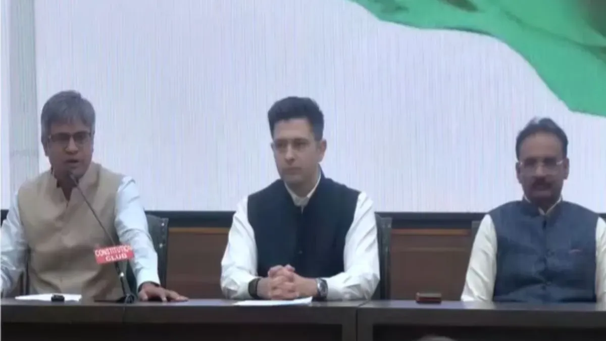 आम आदमी पार्टी में बड़ी बगावत: राघव चड्ढा समेत 7 सांसदों ने छोड़ी पार्टी, भाजपा में विलय का किया दावा