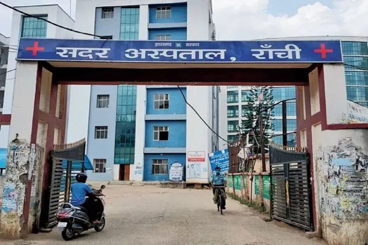 रांची डीसी अचानक पहुंचे सदर अस्पताल, लगातार मिल रहे शिकायतें को लेकर अधिकारीयों लगाए फटकार 