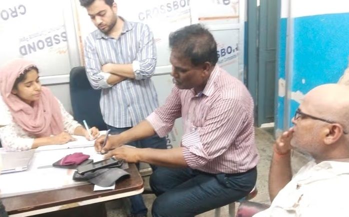 अतिक्रमण हटाने पहुंची प्रशासनिक टीम पर पथराव