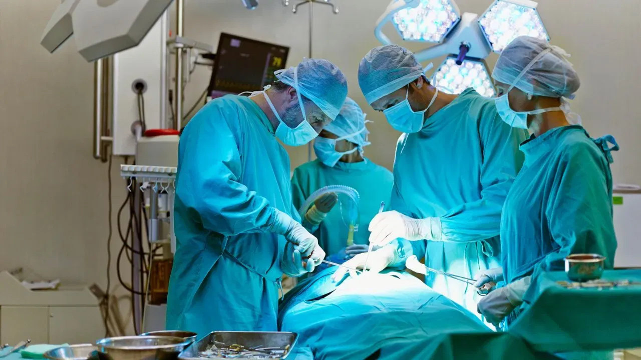 दिल्ली: सर गंगाराम अस्पताल के डॉक्टरों का कमाल; बिना ओपन सर्जरी लेजर से निकाला गले में फंसा नकली दांतों का सेट