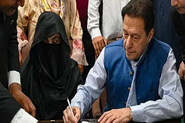 तोशखाना मामला: पूर्व पीएम इमरान खान और पत्नी बुशरा बीबी को 17-17 साल की जेल, भ्रष्टाचार के आरोपों में कोर्ट ने सुनाया सख्त फैसला