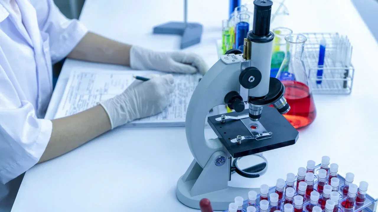 यूरिन कल्चर टेस्ट क्या है? जानें क्यों सामान्य यूरिन टेस्ट से बेहतर है यह जांच