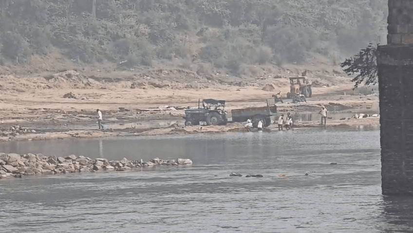 बोकारो: दामोदर नदी से दिनदहाड़े बालू का अवैध खनन, ट्रैक्टरों से खुलेआम हो रहा कारोबार