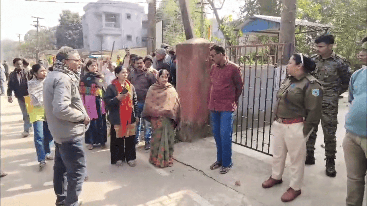 थाने में विरोध प्रदर्शन