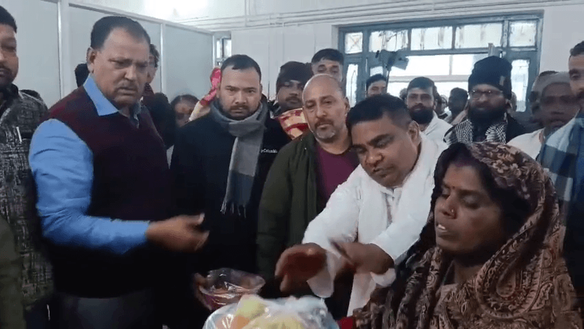 शिबू सोरेन के जयंती पर कंबल और फल का वितरण