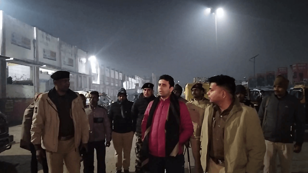 जिलाधिकारी और पुलिस अधीक्षक ने देर रात किया औचक निरीक्षण