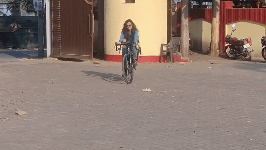 ग्रामीण बच्चियों को सशक्त बनाने के लिए साइकिल यात्रा