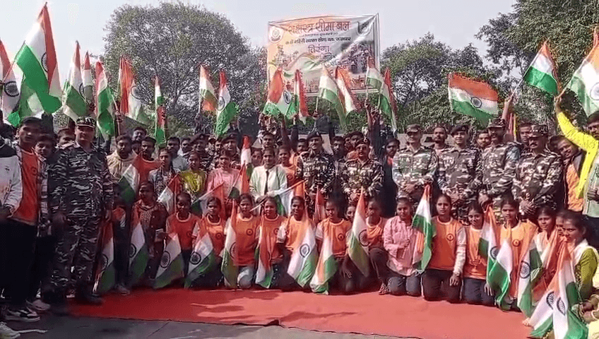 "वंदे मातरम्" के 150 वीं वर्षगांठ पर तिरंगा यात्रा निकाली गई