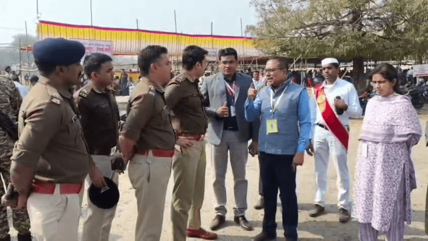 मतदानकर्मी डिस्पैच सेंटर से रवाना