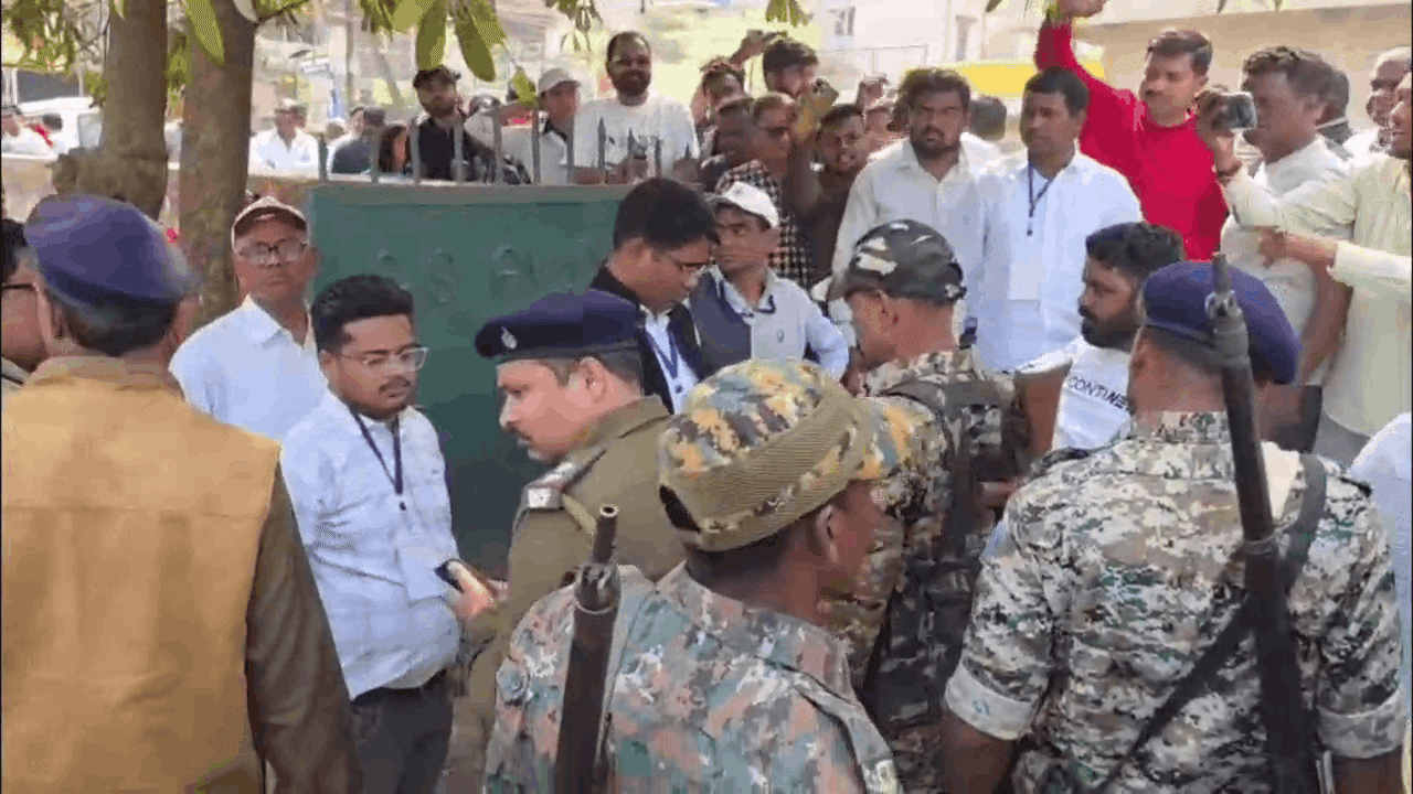 बिना पहचान पत्र के बूथ में बैठे एजेंटों को बाहर निकाला