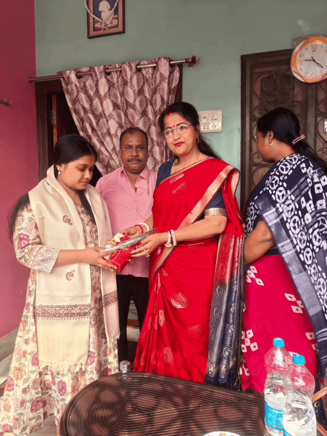 सुदीपा को भाजपा नेत्री अमिता रकक्षित ने किया सम्मानित