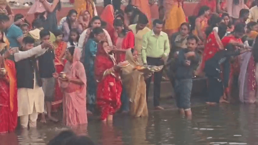 चैती छठ: अस्ताचलगामी सूर्य को अर्घ्य, घाटों पर उमड़ी आस्था की भीड़