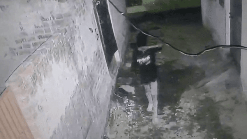 चोरी की नीयत से घुसे युवक को रंगेहाथ पकड़ा