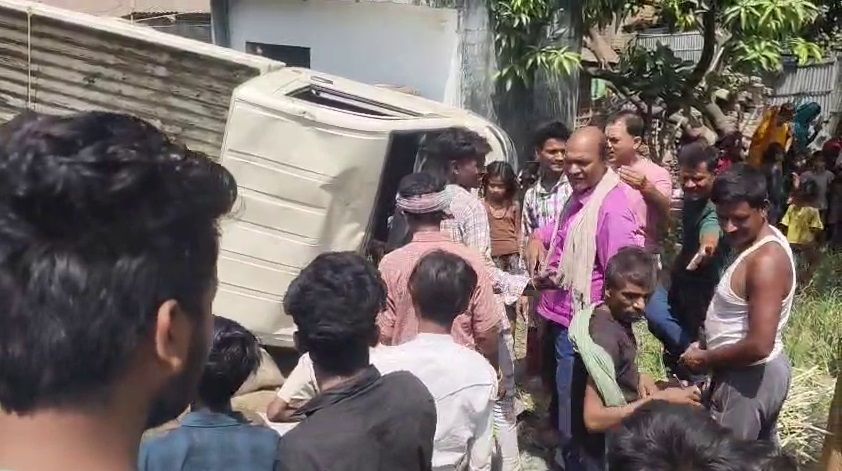 मधेपुरा में बेकाबू वैन का कहर