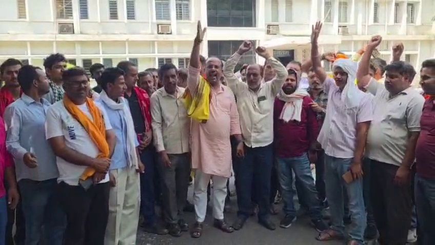 नियोजन की मांग को लेकर परिजनों ने अस्पताल में किया हंगामा