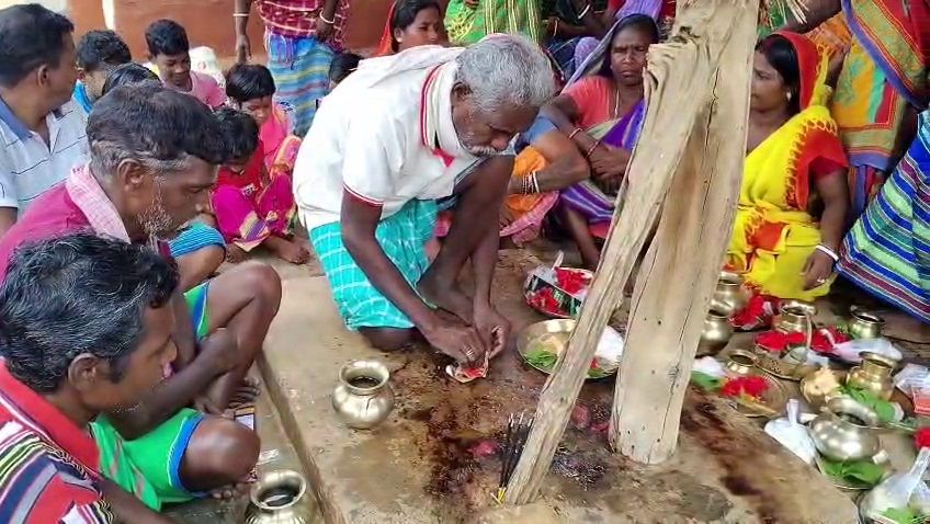 साप्ताहिक मांझी थान पूजा की शुरुआत