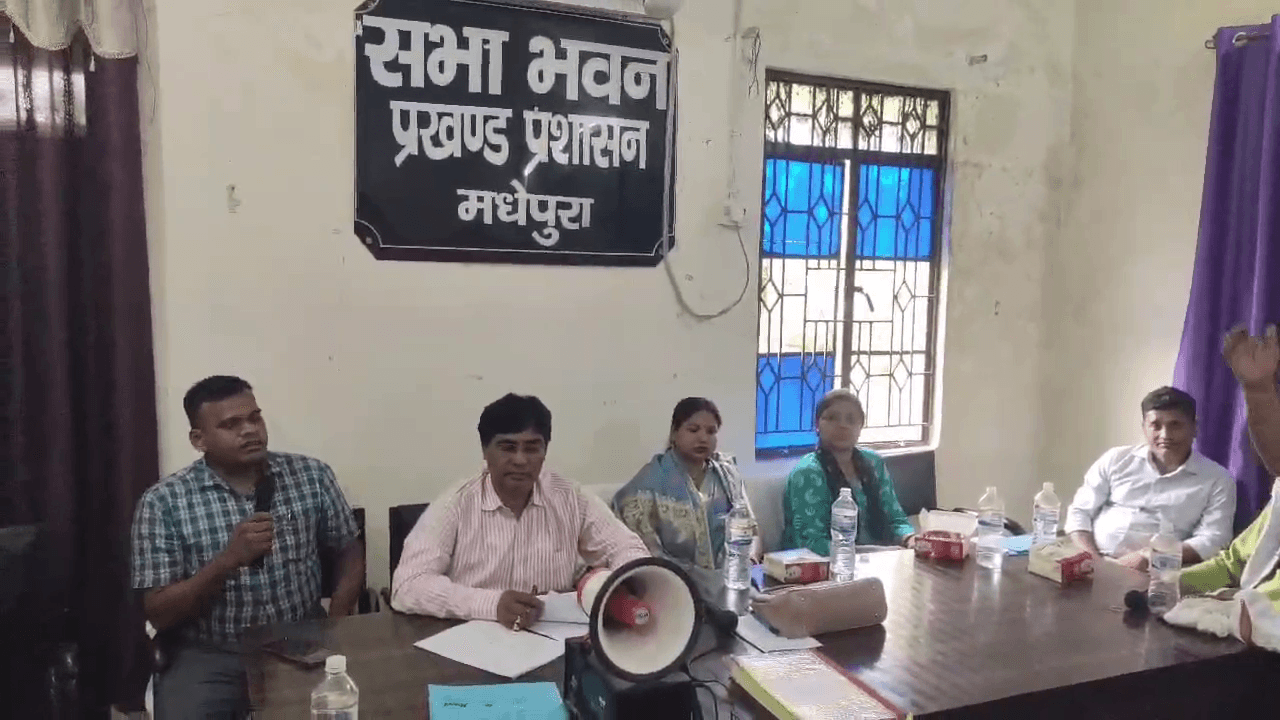 आवास लाभुकों से रिश्वत लेने का आरोप