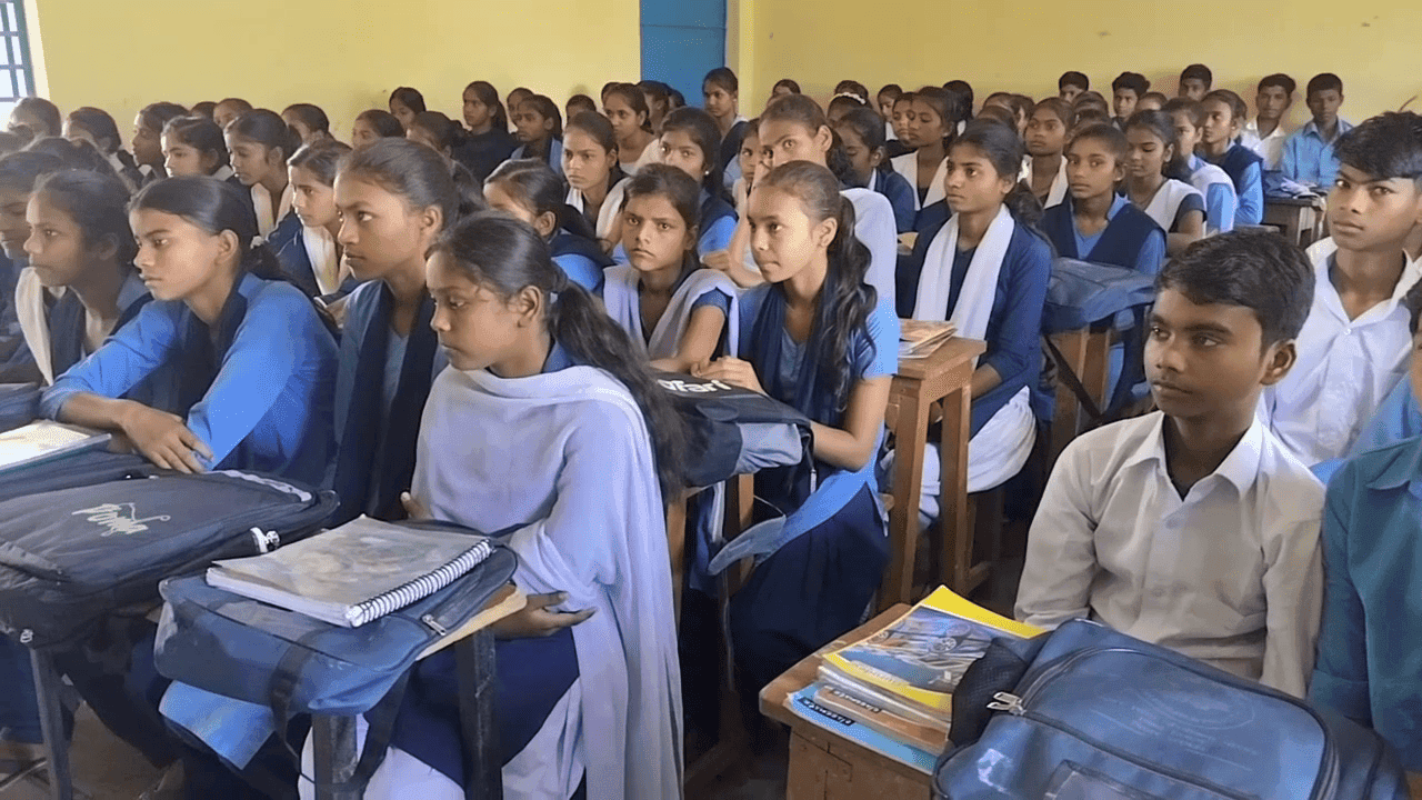 चार कमरों के स्कूल में पढ़ रहे 801 बच्चे
