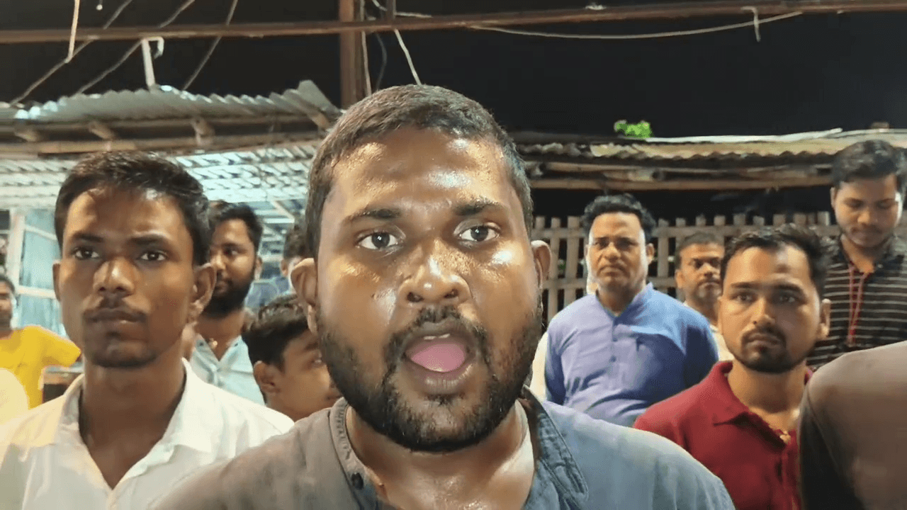 मधेपुरा में नीट पेपर लीक मामले को लेकर सड़क पर उतरे छात्र