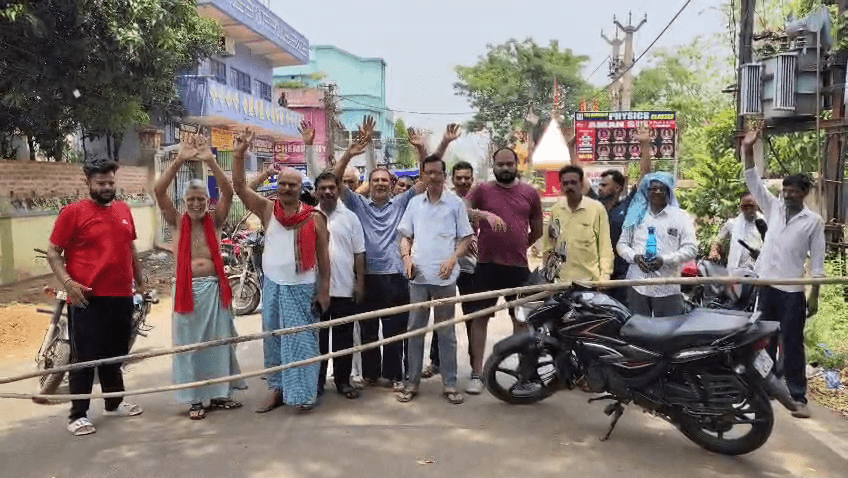 ग्रामीणों ने लचर विद्युत व्यवस्था को लेकर किया सड़क जाम