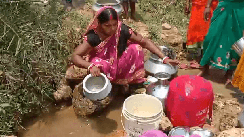डोभा का दूषित पानी पीने को मजबूर बेड़वा टोला के ग्रामीण