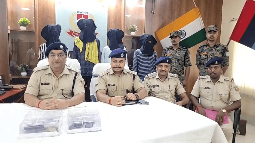 लूटने आए चार डकैत हथियारों के साथ गिरफ्तार