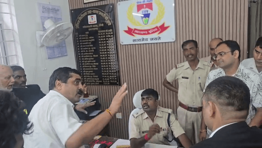 रांची में पुलिस वालों पर वकीलों का गुस्सा फूटा